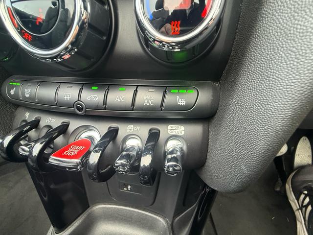 ＭＩＮＩ クーパー　コンバーチブル　純正ナビ　バックカメラ　クリアランスソナー　インテリジェントセーフティ　黒革シート　シートヒーター　ＬＥＤヘッドライト　ドライビングモード　ＥＴＣ　クルーズコントロール　ドラレコ　ＪＣＷステアリング（17枚目）