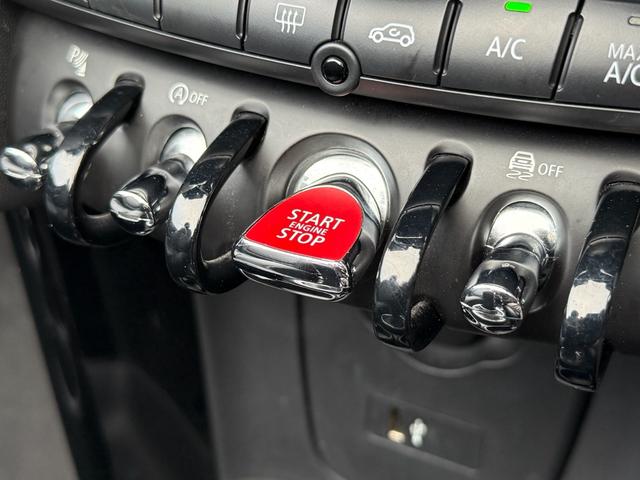 ＭＩＮＩ クーパー　コンバーチブル　純正ナビ　バックカメラ　クリアランスソナー　インテリジェントセーフティ　黒革シート　シートヒーター　ＬＥＤヘッドライト　ドライビングモード　ＥＴＣ　クルーズコントロール　ドラレコ　ＪＣＷステアリング（19枚目）