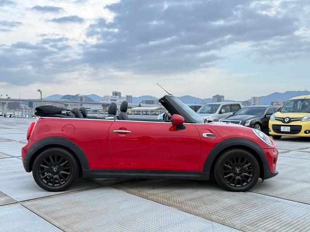ＭＩＮＩ クーパー　コンバーチブル　純正ナビ　バックカメラ　クリアランスソナー　インテリジェントセーフティ　黒革シート　シートヒーター　ＬＥＤヘッドライト　ドライビングモード　ＥＴＣ　クルーズコントロール　ドラレコ　ＪＣＷステアリング（29枚目）