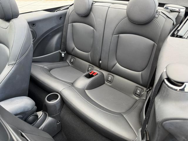 ＭＩＮＩ クーパー　コンバーチブル　純正ナビ　バックカメラ　クリアランスソナー　インテリジェントセーフティ　黒革シート　シートヒーター　ＬＥＤヘッドライト　ドライビングモード　ＥＴＣ　クルーズコントロール　ドラレコ　ＪＣＷステアリング（51枚目）