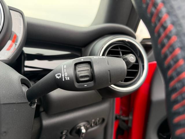 ＭＩＮＩ クーパー　コンバーチブル　純正ナビ　バックカメラ　クリアランスソナー　インテリジェントセーフティ　黒革シート　シートヒーター　ＬＥＤヘッドライト　ドライビングモード　ＥＴＣ　クルーズコントロール　ドラレコ　ＪＣＷステアリング（65枚目）