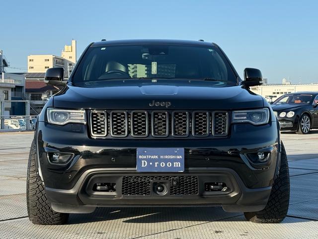 ジープ・グランドチェロキー リミテッド　２０インチＡＷ　オーバーフェンダー　エアサス　アダプティブクルーズコントロール　黒革シート　パワーシート　シートヒーター　　バックカメラ　クリアランスソナー　純正ナビ　フルセグＴＶ　Ｂｌｕｅｔｏｏｔｈ（2枚目）