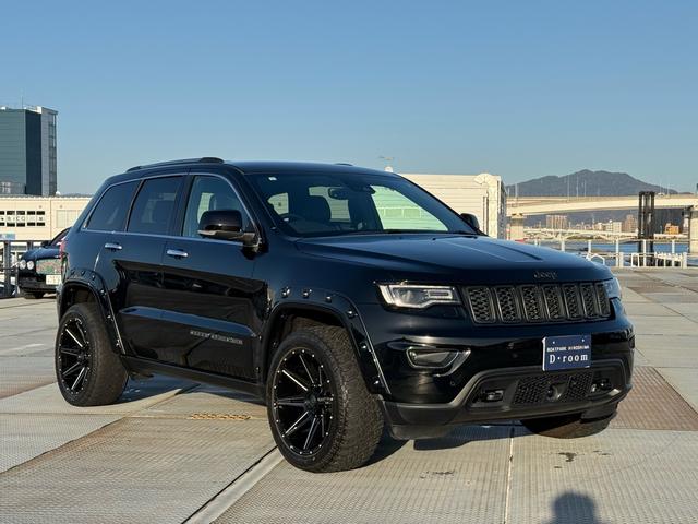 ジープ・グランドチェロキー リミテッド　２０インチＡＷ　オーバーフェンダー　エアサス　アダプティブクルーズコントロール　黒革シート　パワーシート　シートヒーター　　バックカメラ　クリアランスソナー　純正ナビ　フルセグＴＶ　Ｂｌｕｅｔｏｏｔｈ（3枚目）