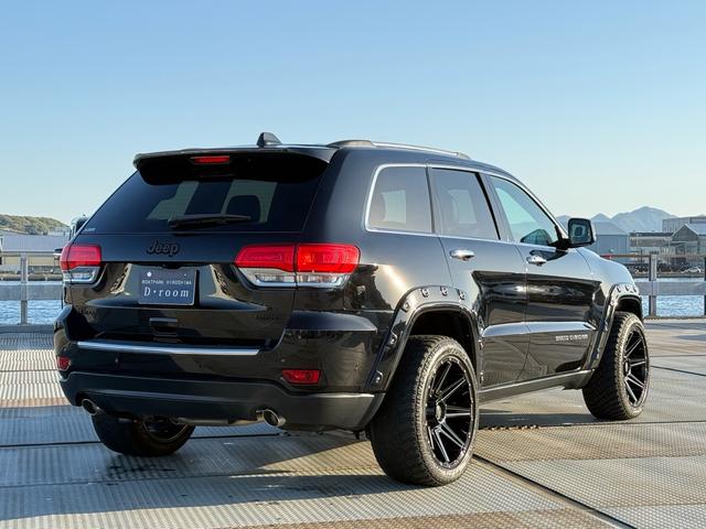 ジープ・グランドチェロキー リミテッド　２０インチＡＷ　オーバーフェンダー　エアサス　アダプティブクルーズコントロール　黒革シート　パワーシート　シートヒーター　　バックカメラ　クリアランスソナー　純正ナビ　フルセグＴＶ　Ｂｌｕｅｔｏｏｔｈ（5枚目）