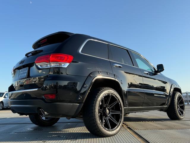 ジープ・グランドチェロキー リミテッド　２０インチＡＷ　オーバーフェンダー　エアサス　アダプティブクルーズコントロール　黒革シート　パワーシート　シートヒーター　　バックカメラ　クリアランスソナー　純正ナビ　フルセグＴＶ　Ｂｌｕｅｔｏｏｔｈ（10枚目）