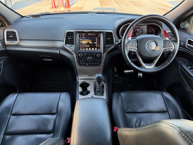 ジープ・グランドチェロキー リミテッド　２０インチＡＷ　オーバーフェンダー　エアサス　アダプティブクルーズコントロール　黒革シート　パワーシート　シートヒーター　　バックカメラ　クリアランスソナー　純正ナビ　フルセグＴＶ　Ｂｌｕｅｔｏｏｔｈ（12枚目）