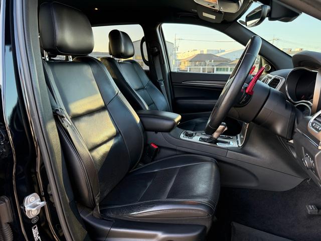 ジープ・グランドチェロキー リミテッド　２０インチＡＷ　オーバーフェンダー　エアサス　アダプティブクルーズコントロール　黒革シート　パワーシート　シートヒーター　　バックカメラ　クリアランスソナー　純正ナビ　フルセグＴＶ　Ｂｌｕｅｔｏｏｔｈ（13枚目）