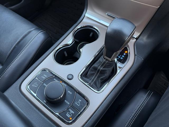 ジープ・グランドチェロキー リミテッド　２０インチＡＷ　オーバーフェンダー　エアサス　アダプティブクルーズコントロール　黒革シート　パワーシート　シートヒーター　　バックカメラ　クリアランスソナー　純正ナビ　フルセグＴＶ　Ｂｌｕｅｔｏｏｔｈ（19枚目）