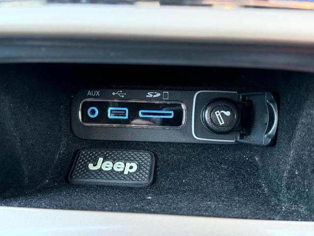 ジープ・グランドチェロキー リミテッド　２０インチＡＷ　オーバーフェンダー　エアサス　アダプティブクルーズコントロール　黒革シート　パワーシート　シートヒーター　　バックカメラ　クリアランスソナー　純正ナビ　フルセグＴＶ　Ｂｌｕｅｔｏｏｔｈ（21枚目）