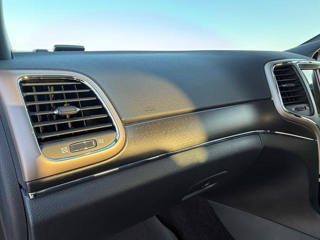 ジープ・グランドチェロキー リミテッド　２０インチＡＷ　オーバーフェンダー　エアサス　アダプティブクルーズコントロール　黒革シート　パワーシート　シートヒーター　　バックカメラ　クリアランスソナー　純正ナビ　フルセグＴＶ　Ｂｌｕｅｔｏｏｔｈ（24枚目）