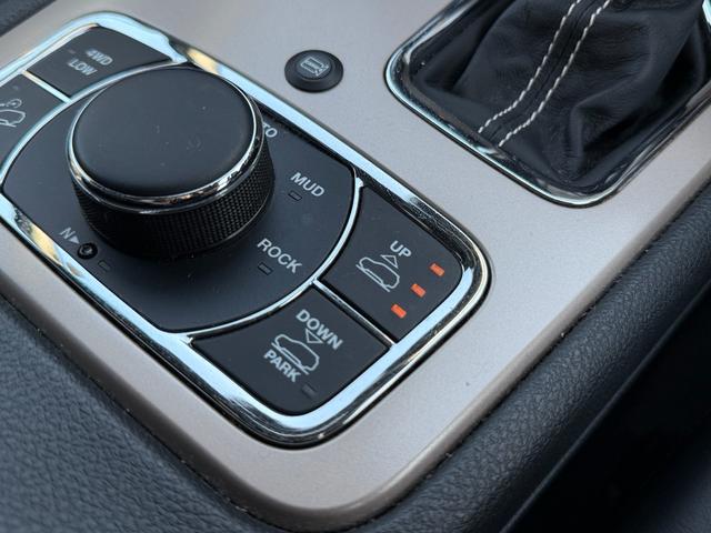 ジープ・グランドチェロキー リミテッド　２０インチＡＷ　オーバーフェンダー　エアサス　アダプティブクルーズコントロール　黒革シート　パワーシート　シートヒーター　　バックカメラ　クリアランスソナー　純正ナビ　フルセグＴＶ　Ｂｌｕｅｔｏｏｔｈ（28枚目）