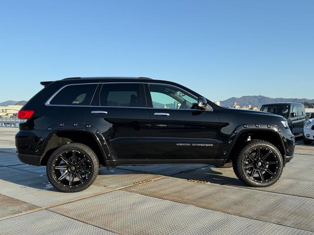 ジープ・グランドチェロキー リミテッド　２０インチＡＷ　オーバーフェンダー　エアサス　アダプティブクルーズコントロール　黒革シート　パワーシート　シートヒーター　　バックカメラ　クリアランスソナー　純正ナビ　フルセグＴＶ　Ｂｌｕｅｔｏｏｔｈ（29枚目）