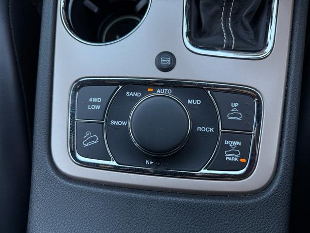 ジープ・グランドチェロキー リミテッド　２０インチＡＷ　オーバーフェンダー　エアサス　アダプティブクルーズコントロール　黒革シート　パワーシート　シートヒーター　　バックカメラ　クリアランスソナー　純正ナビ　フルセグＴＶ　Ｂｌｕｅｔｏｏｔｈ（32枚目）