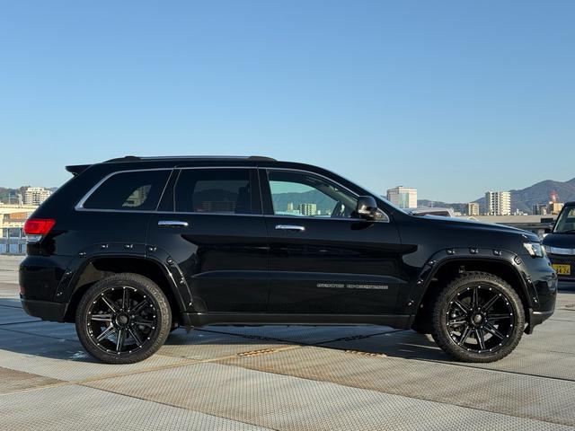 ジープ・グランドチェロキー リミテッド　２０インチＡＷ　オーバーフェンダー　エアサス　アダプティブクルーズコントロール　黒革シート　パワーシート　シートヒーター　　バックカメラ　クリアランスソナー　純正ナビ　フルセグＴＶ　Ｂｌｕｅｔｏｏｔｈ（40枚目）