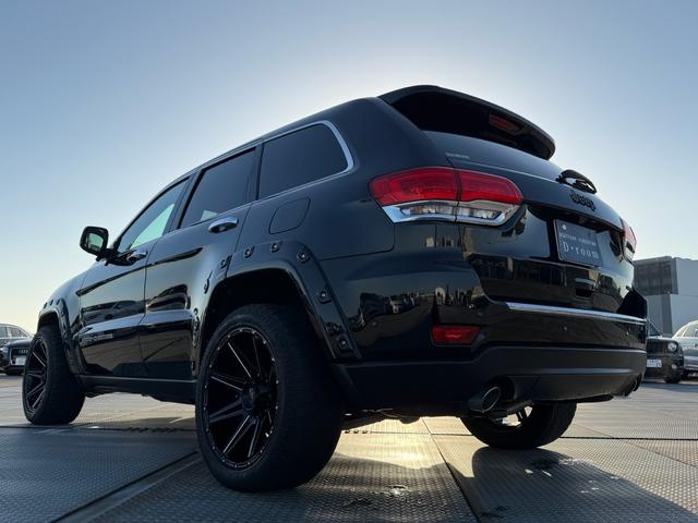 ジープ・グランドチェロキー リミテッド　２０インチＡＷ　オーバーフェンダー　エアサス　アダプティブクルーズコントロール　黒革シート　パワーシート　シートヒーター　　バックカメラ　クリアランスソナー　純正ナビ　フルセグＴＶ　Ｂｌｕｅｔｏｏｔｈ（50枚目）