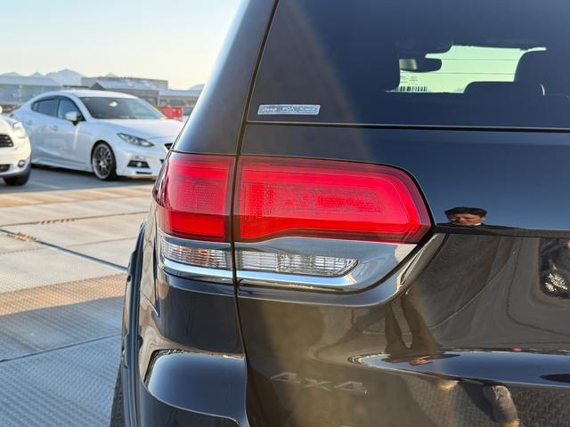 ジープ・グランドチェロキー リミテッド　２０インチＡＷ　オーバーフェンダー　エアサス　アダプティブクルーズコントロール　黒革シート　パワーシート　シートヒーター　　バックカメラ　クリアランスソナー　純正ナビ　フルセグＴＶ　Ｂｌｕｅｔｏｏｔｈ（52枚目）