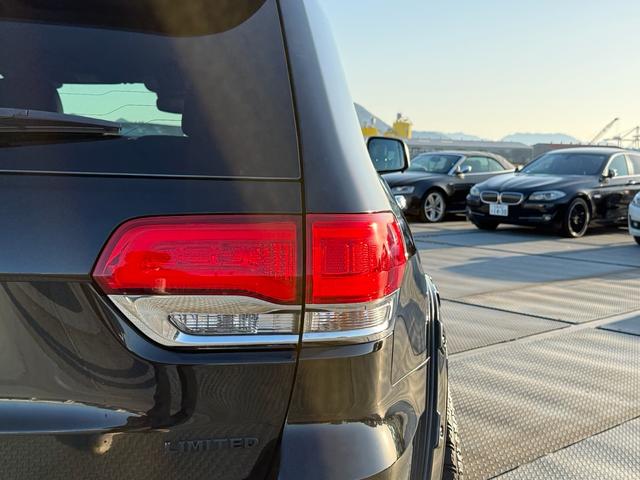 ジープ・グランドチェロキー リミテッド　２０インチＡＷ　オーバーフェンダー　エアサス　アダプティブクルーズコントロール　黒革シート　パワーシート　シートヒーター　　バックカメラ　クリアランスソナー　純正ナビ　フルセグＴＶ　Ｂｌｕｅｔｏｏｔｈ（53枚目）