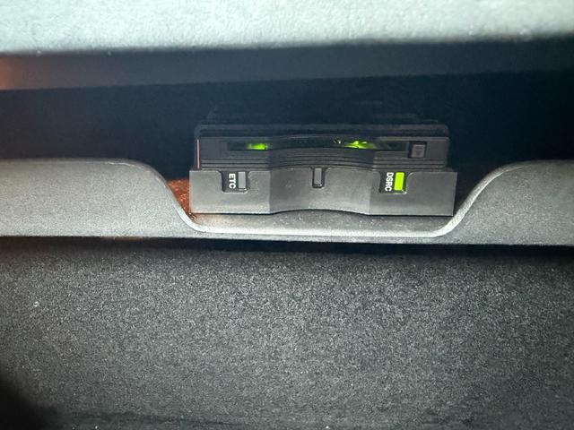 ジープ・グランドチェロキー リミテッド　２０インチＡＷ　オーバーフェンダー　エアサス　アダプティブクルーズコントロール　黒革シート　パワーシート　シートヒーター　　バックカメラ　クリアランスソナー　純正ナビ　フルセグＴＶ　Ｂｌｕｅｔｏｏｔｈ（58枚目）