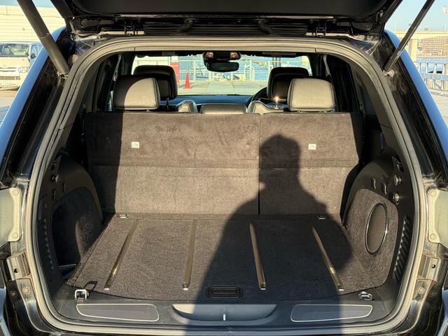 ジープ・グランドチェロキー リミテッド　２０インチＡＷ　オーバーフェンダー　エアサス　アダプティブクルーズコントロール　黒革シート　パワーシート　シートヒーター　　バックカメラ　クリアランスソナー　純正ナビ　フルセグＴＶ　Ｂｌｕｅｔｏｏｔｈ（59枚目）