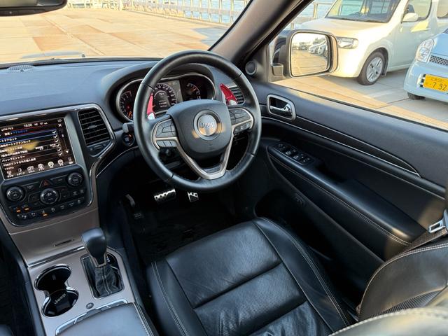 ジープ・グランドチェロキー リミテッド　２０インチＡＷ　オーバーフェンダー　エアサス　アダプティブクルーズコントロール　黒革シート　パワーシート　シートヒーター　　バックカメラ　クリアランスソナー　純正ナビ　フルセグＴＶ　Ｂｌｕｅｔｏｏｔｈ（63枚目）