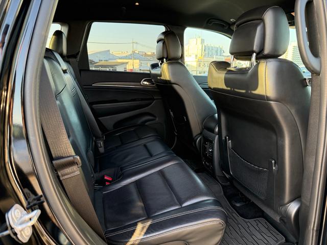 ジープ・グランドチェロキー リミテッド　２０インチＡＷ　オーバーフェンダー　エアサス　アダプティブクルーズコントロール　黒革シート　パワーシート　シートヒーター　　バックカメラ　クリアランスソナー　純正ナビ　フルセグＴＶ　Ｂｌｕｅｔｏｏｔｈ（66枚目）