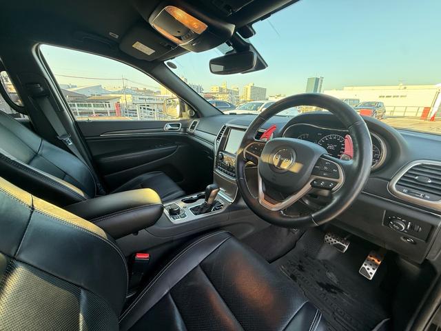 ジープ・グランドチェロキー リミテッド　２０インチＡＷ　オーバーフェンダー　エアサス　アダプティブクルーズコントロール　黒革シート　パワーシート　シートヒーター　　バックカメラ　クリアランスソナー　純正ナビ　フルセグＴＶ　Ｂｌｕｅｔｏｏｔｈ（67枚目）