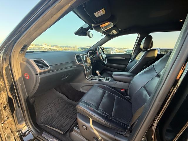 ジープ・グランドチェロキー リミテッド　２０インチＡＷ　オーバーフェンダー　エアサス　アダプティブクルーズコントロール　黒革シート　パワーシート　シートヒーター　　バックカメラ　クリアランスソナー　純正ナビ　フルセグＴＶ　Ｂｌｕｅｔｏｏｔｈ（68枚目）