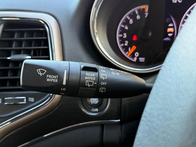 ジープ・グランドチェロキー リミテッド　２０インチＡＷ　オーバーフェンダー　エアサス　アダプティブクルーズコントロール　黒革シート　パワーシート　シートヒーター　　バックカメラ　クリアランスソナー　純正ナビ　フルセグＴＶ　Ｂｌｕｅｔｏｏｔｈ（77枚目）