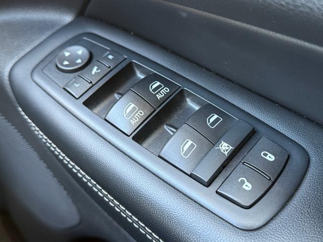 ジープ・グランドチェロキー リミテッド　２０インチＡＷ　オーバーフェンダー　エアサス　アダプティブクルーズコントロール　黒革シート　パワーシート　シートヒーター　　バックカメラ　クリアランスソナー　純正ナビ　フルセグＴＶ　Ｂｌｕｅｔｏｏｔｈ（78枚目）