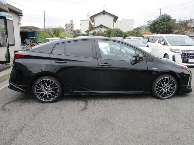 プリウス Ａツーリングセレクション　ＴＲＤエアロ　ＴＲＤ１８インチＡＷ　ＡＬＰＩＮＥ９インチナビ　フルセグＴＶ　ＤＶＤ　バックカメラ　レーダークルーズコントロール　トヨタセーフティセンス　ＬＥＤヘッドライト　レザーシート　シートヒーター（9枚目）