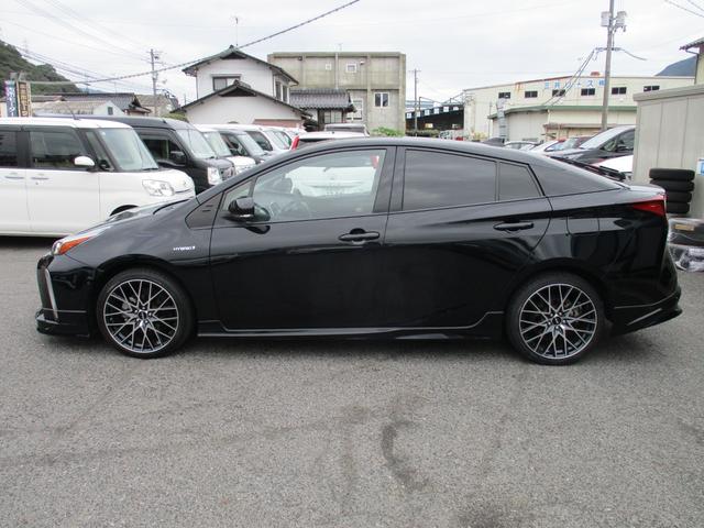 プリウス Ａツーリングセレクション　ＴＲＤエアロ　ＴＲＤ１８インチＡＷ　ＡＬＰＩＮＥ９インチナビ　フルセグＴＶ　ＤＶＤ　バックカメラ　レーダークルーズコントロール　トヨタセーフティセンス　ＬＥＤヘッドライト　レザーシート　シートヒーター（10枚目）