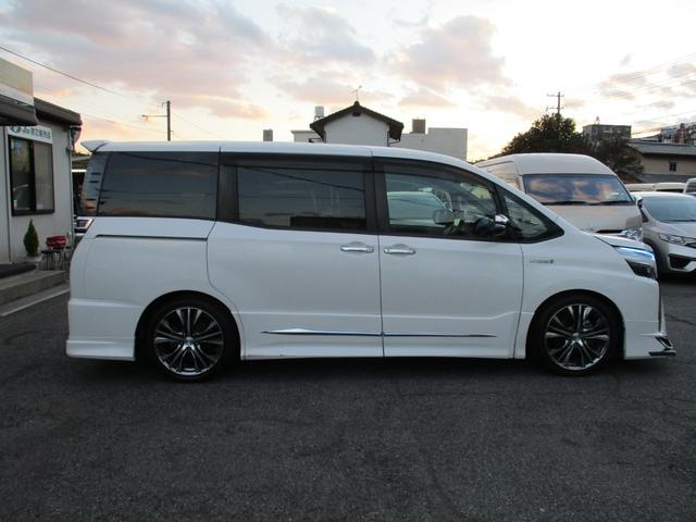 ヴォクシー ハイブリッドＺＳ　煌ＩＩ　モデリスタエアロ　１オーナー　ワイドディスプレイオーディオ　ブルートゥース　バックモニター　デジタルインナーミラー　社外１８アルミ　ローダウンサス　セーフティセンス　コーナーセンサー　ドラレコ　ＥＴＣ（10枚目）