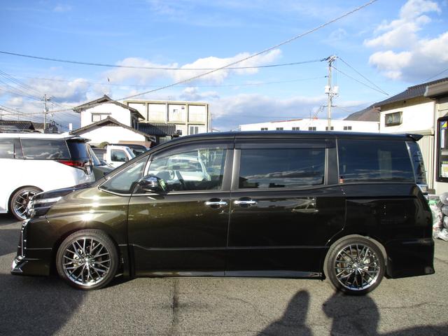 ヴォクシー ＺＳ　煌ＩＩＩ　モデリスタＦスポイラー　社外１８インチアルミ　純正９インチワイドナビ　純正フリップダウンモニター　フルセグＴＶ　バックモニター　ブルートゥース　ＣＤ・ＤＶＤ再生　ＬＥＤオートライト　オートハイビーム（10枚目）