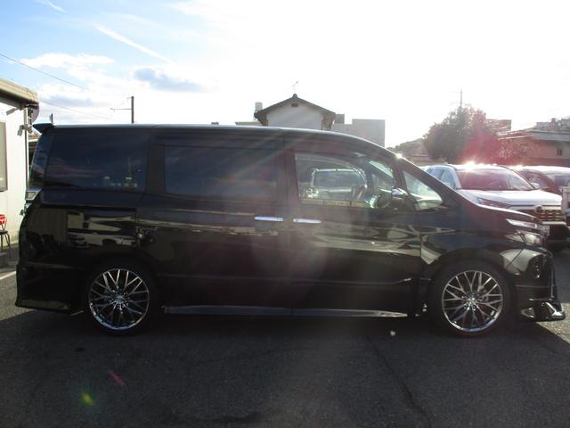 ヴォクシー ＺＳ　煌ＩＩＩ　モデリスタＦスポイラー　社外１８インチアルミ　純正９インチワイドナビ　純正フリップダウンモニター　フルセグＴＶ　バックモニター　ブルートゥース　ＣＤ・ＤＶＤ再生　ＬＥＤオートライト　オートハイビーム（11枚目）