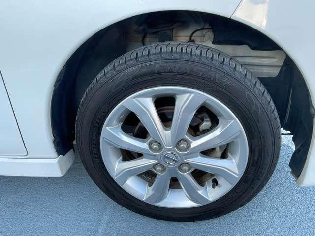 ☆純正アルミホイールのおかげで足元がビシッと引き締まってます。オシャレはやはり足元から♪燃費にも一役かってます☆