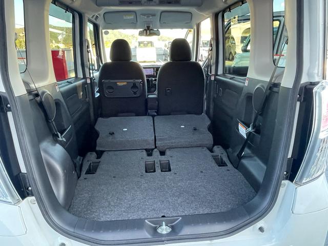 《ラゲッジルーム》後部座席を倒せば大きな荷物も積むことが出来ます！！大きなゴルフバックなどもつめます。