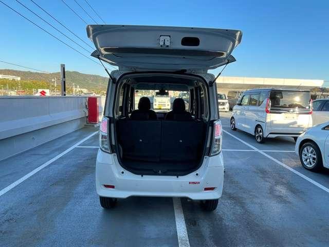 天井に送風機が！車内の空気を循環させて熱の滞留をカバー★後席にご乗車の方にも大変好評です♪