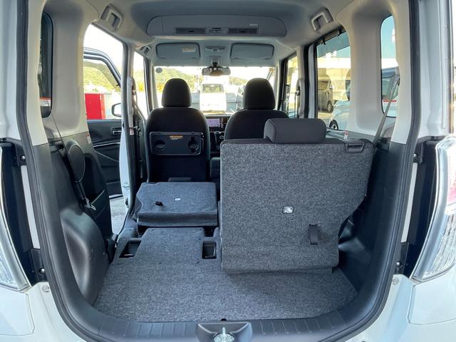 後部座席を左側だけ倒した状態です☆