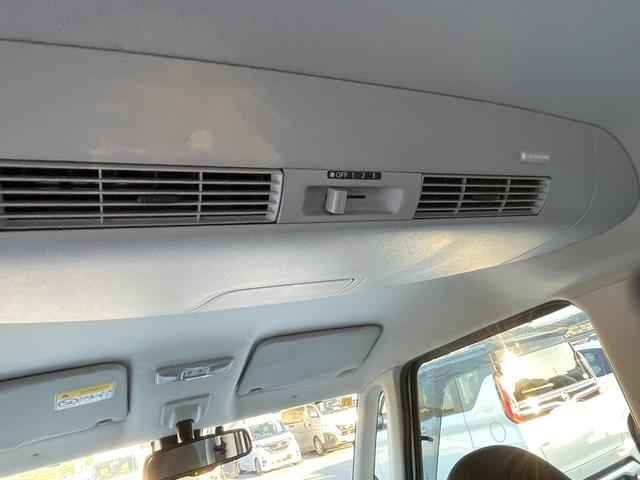 天井に送風機が！車内の空気を循環させて熱の滞留をカバー★後席にご乗車の方にも大変好評です♪