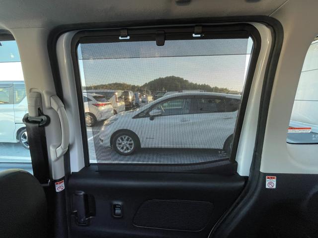 ロールサンシェード付き　　強い日差しを遮ることで、後席に座るお子様の安眠を守ります。