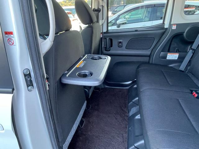 後席用にドリンクホルダー＆テーブルがあります♪嬉しい装備で快適になり人気の装備の１つになってます☆