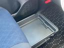 助手席シートの下にシートアンダーボックスがあり、収納に便利です。
