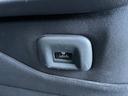 助手席シートバック部にUSB充電端子が付いています。後部座席の乗員がスマホなどの電子機器を充電しながらドライブを楽しんでいただけますよ!