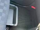助手席シートの下にシートアンダーボックスがあり、収納に便利です。