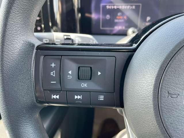 ���@�y�X�e�A�����O�X�C�b�`�z�@�ڐ��͂��̂܂܂Ńi�r�Ȃǂ̑���≹�ʒ������\�ł��B�X�C�b�`�𒍎����Ȃ��Ă����삪�ł���̂łƂĂ��֗��ȑ����̂P�ł��@��