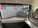 ☆ 【ロールサンシェード】日差しや車外からの光が眩しいときにサッと引き出して使える、ロール格納タイプのサンシェードを装備。後席に乗ったお子様がウトウトしだした時など、ぜひご活用ください ☆