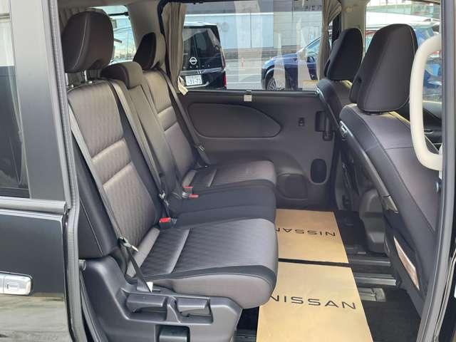 �Q��ڂ͑傫���X���C�h���đ����L�X���֗��ȃV�[�g�o�b�N�e�[�u���������̍�������ł���