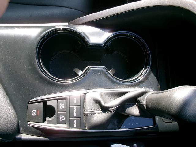 カムリ ＷＳ　純正１７ＡＷ　黒ハーフレザーシート　純正８インチＤＡ　Ｔコネナビ＆ＴＶ　前後ドラレコ　Ｂカメラ　ＥＴＣ２．０　パドルシフト　カラーＨＵＤ　クルコン　ＢＳＭ　ＬＤＡ　プリクラッシュ　サイドバイザー（11枚目）