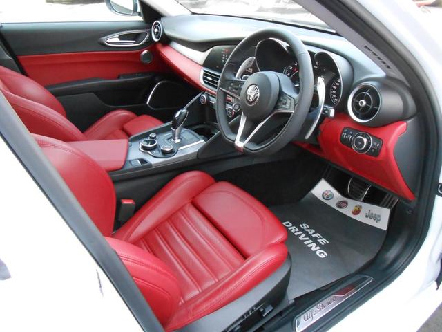 ヴェローチェ 高年式・低走行のVELOCEが入庫致しました。ワンオーナー車でグッドコンディションの1台です!内装はレザーシートでスポーティで高級な雰囲気に仕上げられております。(2枚目)