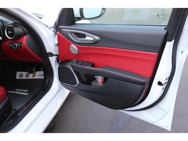 ヴェローチェ 高年式・低走行のVELOCEが入庫致しました。ワンオーナー車でグッドコンディションの1台です!内装はレザーシートでスポーティで高級な雰囲気に仕上げられております。(13枚目)